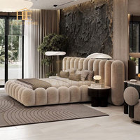 Lit double capitonné avec grande tête de lit, tissu de haute qualité, lit king size de luxe pour villa
