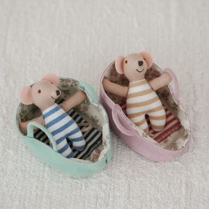 Scatola di fiammiferi in stile fiaba nordica danese, con bambola topo in tessuto di cotone e lino, statuetta in miniatura - Product Image 3