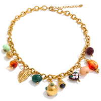Collier ras du cou JINYOU 5873 vintage en acier inoxydable plaqué or 18 carats avec chaîne et multiples breloques en résine colorée, turquoise et émail