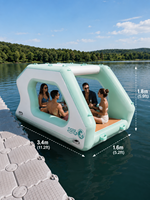 Plateforme flottante gonflable en forme de catamaran avec bar et parc aquatique pour les vacances en famille à la plage