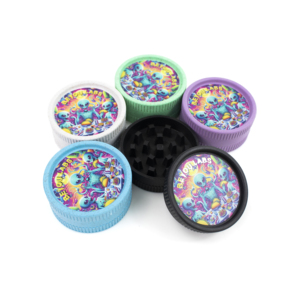 BEYOU LABS Broyeur à herbes sèches rond en plastique avec design alien coloré bleu vert violet blanc noir style moderne - Product Image 6