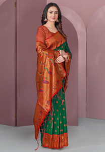 ส่าหรีผ้าไหมส่าหรีสีเขียวดั้งเดิมที่มีดีไซน์ทอ zari ที่งดงามนำเสนอความสง่างามเหนือกาลเวลาและแบบดั้งเดิม - Product Image 2