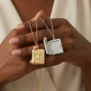 Collana con Medaglione a Forma di Libro Personalizzata per Donne e Ragazze, in Ottone Placcato Oro 18k, Portafoto, Regalo Personalizzato per Donne - Product Image 4