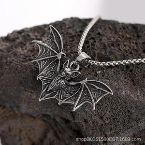 Collana con Ciondolo Pipistrello Gotico in Acciaio Inossidabile, Gioiello Pipistrello Vampiro, Accessorio Sportivo Unisex con Catena in Bambù - Product Image 4