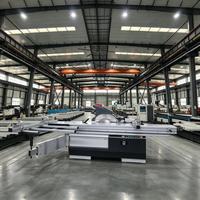 Scie à table coulissante de haute précision à levage électrique 45 °   Machine à découper le bois inclinable pour le traitement des panneaux de placage MDF