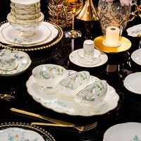 Exquisite Geschenkbox mit 60-teiligem Weißem Keramik-Geschirrset, Elegantes Blumendesign mit Goldverzierung, Teller und Schüsseln für Hochzeit und Einweihungsfeier