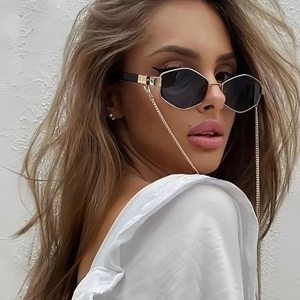 Lunettes <span class=keywords><strong>de</strong></span> <span class=keywords><strong>soleil</strong></span> polygonales <span class=keywords><strong>de</strong></span> luxe 2026 pour <span class=keywords><strong>femme</strong></span> <span class=keywords><strong>avec</strong></span> monture métallique losange et chaîne – Design tendance et personnalité affirmée - Product Image 1