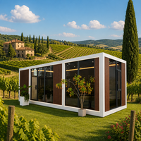 Cabane de jardin préfabriquée personnalisable avec mur à lattes verticales et grande porte vitrée pour projet de conception d'atelier à domicile