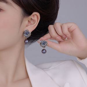 Pendientes de Perlas de Tahití de Alta Gama Estilo Palacio Retro, Diseño Floral Único, Moda de Nicho Accesible para Mujer - Product Image 1