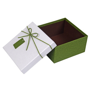 Caja de Regalo Cuadrada Minimalista Autoarmable de Cartón Ecológico con Cinta y Lazo, Hecha con Materiales Reciclados, para Regalos de Ropa - Product Image 3