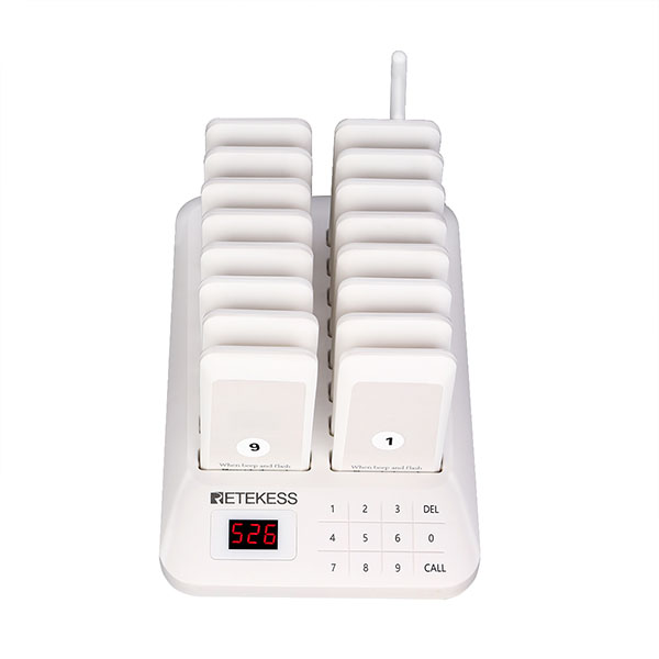 ชุดสีขาวหนึ่งชุดพร้อมหน้ากระดาษ 16 แผ่น