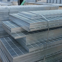 Grille en acier galvanisé de haute qualité pour couvercle de tranchée de drainage extérieur, grille de sol métallique robuste pour usage en parking et sur route