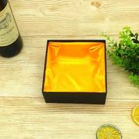 Boîte cadeau de luxe personnalisée pour homme en noir pour ceinture et portefeuille, boîte d'emballage rigide pour sac à main, boîte cadeau haut de gamme avec couvercle et base avec insert en satin