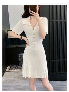 Vestido midi de punto acanalado para mujer con solapa, manga corta, detalle de botones, ajustado, con dobladillo acampanado, elegante para oficina o uso casual - Product Image 4