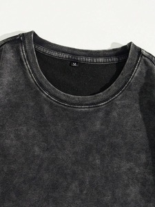 เสื้อยืดแขนสั้นโอเวอร์ไซส์ลายดอกนูนสำหรับผู้ชาย คอกลม ลำลอง สีดำ ผ้าคอตตอนเจอร์ซีย์ โลโก้ด้านหลัง - Product Image 2