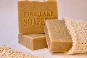 Savon nourrissant au miel et à l'avoine, procédé à froid, avec texture exfoliante douce pour une routine quotidienne de soin de la peau - Product Image 2