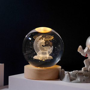 โคมไฟตั้งโต๊ะประดับคริสตัลทรงลูกบอล3D แฟชั่นขายดีโคมไฟกลางคืน LED ชาร์จ USB ได้สำหรับตกแต่งบ้านฐานไม้เรืองแสงคริสตัล - Product Image 1