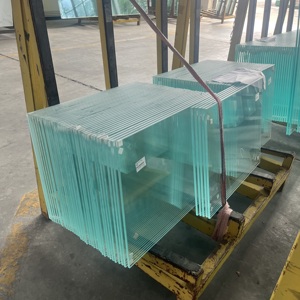 Verre trempé à faible teneur en fer de 10 mm à haute transmission lumineuse, verre de sécurité ultra-blanc pour vitrine de magasin - Product Image 1