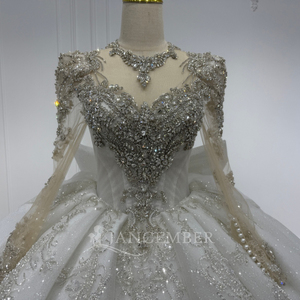 Robe de mariée XS224 en dentelle et sequins, coupe princesse, décolleté cœur, manches longues, traîne chapelle - Robe de mariée personnalisable - Product Image 5