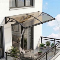 Auvent moderne en polycarbonate cintrée avec gouttière intégrée et support ABS pour terrasse résidentielle