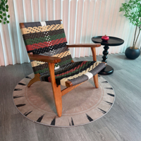Fauteuil en bois massif de style mid-century, avec accent en corde tressée colorée, pour la lecture et les moments de détente dans le salon
