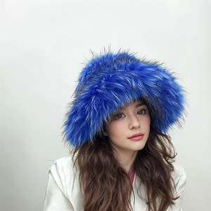 Novo Estilo de Chapéu Feminino de Inverno em Pele Sintética de Guaxinim, Extra Grosso, Outono/Inverno, Estilo Punk Ousado, Chique, Quente e à Prova de Vento para Uso Externo - Product Image 1