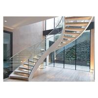 Escalier en colimaçon moderne et peu encombrant avec marches en bois massif et garde-corps en verre trempé pour villa intérieure