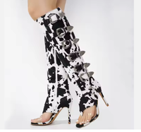 Sepatu bot panjang setinggi lutut wanita, sepatu bot hak tinggi berklip, sepatu bot panjang seksi Punk gaya sapi bercetak