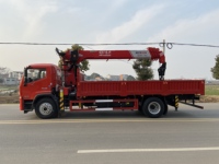 Camion-grue Dongfeng 240HP 4X2 8 tonnes à flèche octogonale à 4 sections pour la manutention de matériaux de construction