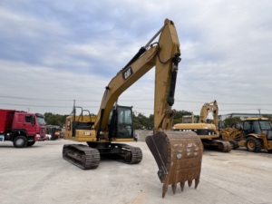Excavatrice sur chenilles Caterpillar 320GC conçue pour les travaux d'excavation lourds, les travaux routiers et les grands chantiers de construction - Product Image 2