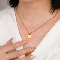 Dainty or initiale collier femmes minimaliste nom personnalisé en acier inoxydable gravé pendentif collier cadeaux de demoiselle d'honneur