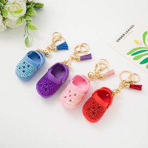 Mini llavero ecológico de goma PVC con diamantes, colgante de vaso de barra de hielo con letras impresas, para colgar en mochilas o como soporte para pintalabios. - Product Image 1