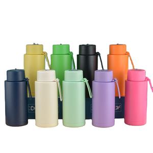 กระติกน้ำสุญญากาศสแตนเลสสตีลสองชั้น ขนาด 1 ลิตร พร้อมหูจับซิลิโคนและหลอดดูด รุ่นมาการอง - Product Image 1