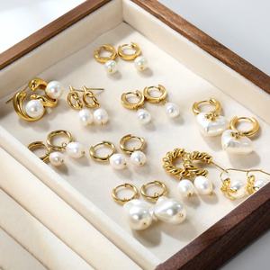 Joyería de Moda Francesa al por Mayor, Aros de Acero Inoxidable con Baño de Oro de 18k, Diseño Geométrico con Perlas, para Mujer - Product Image 3