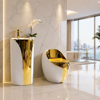 Ensemble de salle de bain moderne XINFUMEI avec accents dorés, lavabo sur pied et toilettes blancs mats, pour projets hôteliers de luxe, vente en gros B2B