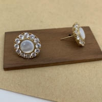 Vente chaude Dames Bijoux De Mode Plaqué Or Naturel Shell Boucles D'oreilles avec Perle Gemme Incrusté pour Anniversaires Style À La Mode