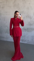 Ensemble deux pièces élégant pour femme : haut de costume et jupe en maille unie, idéal pour le bureau