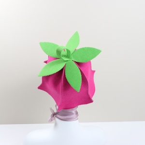 Chapeau de sauna en pure laine de couleur fuchsia électrique avec des feuilles vert néon qui osent affronter la chaleur pour aller plus loin - Product Image 5