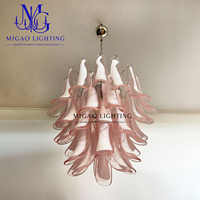 Lustre français de luxe médiéval en verre de Murano, pendentif artisanal en forme de fer à cheval dégradé rose-blanc superposé, pour la décoration intérieure de villa