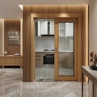 Armoire de chambre minimaliste en bois massif avec cadre fin en bois clair, porte verticale longue en verre dépoli, pour aménagement intérieur de chambre