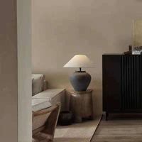Lámpara de Mesa de Cerámica Texturizada Wabi Sabi con Pantalla de Lino Color Carbón, Diseño Orgánico Nuevo Chino para Decoración de Dormitorio, Sala de Estar u Hotel