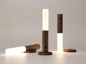 Oplaadbare LED houten moderne bewegingsmelder handlamp voor binnen met gebroken witte kap - Product Image 3