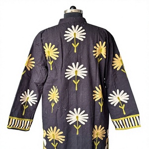 Manteau long noir tissé brodé de fleurs avec motifs de cœurs et de marguerites, style ethnique décontracté - Product Image 4