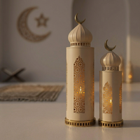 Dernières décorations de Ramadan pour la maison : lanternes à bougies en métal beige et or avec un dessus en forme de croissant de lune, design moderne fait main
