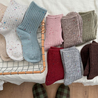 Vente en gros de chaussettes à pois en laine d'agneau thermique épaisse pour femmes Chaussettes d'hiver en laine douce japonaise