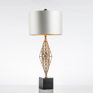 Lampe <span class=keywords><strong>de</strong></span> table géométrique moderne Design sculptural à armature métallique avec base <span class=keywords><strong>en</strong></span> marbre noir et abat-jour à tambour blanc Éclairage décoratif - Product Image 5