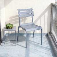 Chaise de salle à manger moderne en plastique, dossier horizontal à lattes, moulage monobloc, confortable, durable et élégante pour la maison, le restaurant et le bistrot