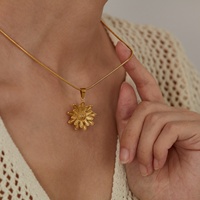 Usine directe femmes Double couche marguerite collier plaqué or fleur conception tout match Imitation perle bijoux en acier inoxydable