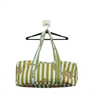 Ce sac de voyage élégant présente un design tropical rafraîchissant avec des rayures vertes et blanches verticales, d'une allure moderne. - Product Image 1