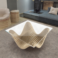 Table basse contemporaine avec plateau en verre et base en bois, design moderne d'architecture paramétrique pour la maison, le salon, le bureau, l'hôtel